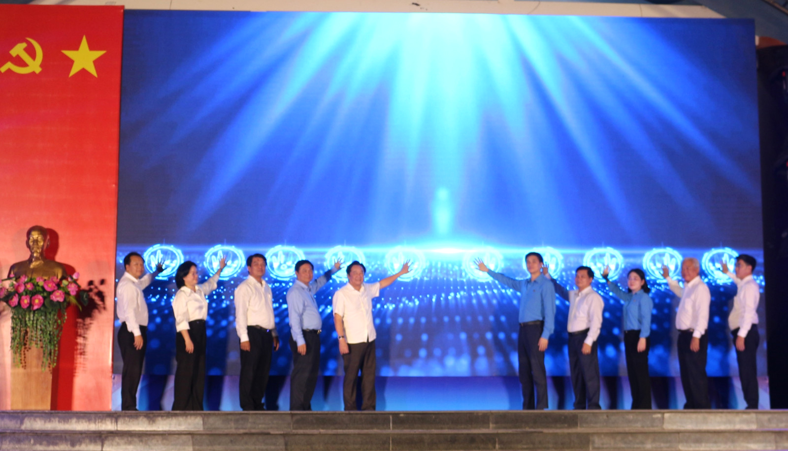 Lãnh đạo Tổng LĐLĐ Việt Nam và lãnh đạo tỉnh thực hiện nghi thức phát động Tháng hành động về an toàn vệ sinh lao động và Tháng công nhân năm 2024.